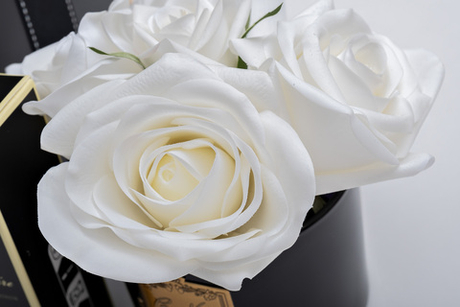 Букет роз ароматизированный и спрей 10мл Cote Noire Five Rose White в вазе