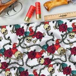 Ткань поплин розы с шипами и черепа на белом фоне