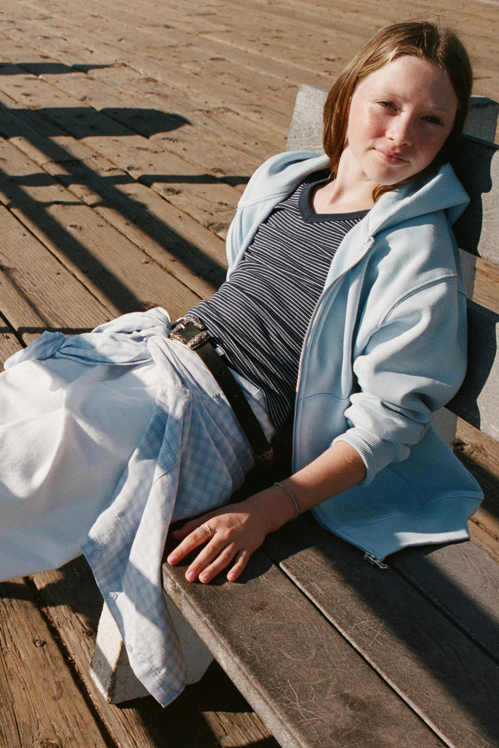 ZARA ФУТБОЛКА В РУБЧИК В ПОЛОСКУ С V-ОБРАЗНЫМ ВЫРЕЗОМ, ПОЛОСКИ