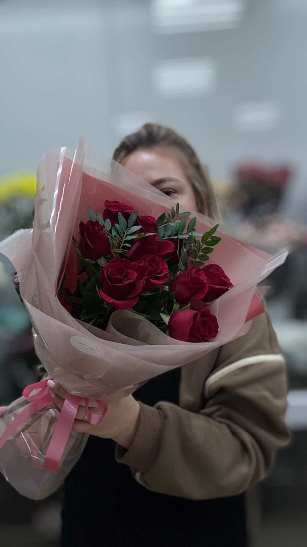 Букет из роз и веточки пистации