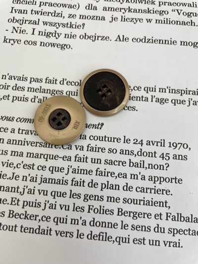 КОРИЧНЕВЫЙ КВАДРАТИКИ - Пуговицы металлические с рисунком из смолы 25мм (1210 Евгения)