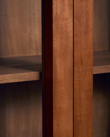 Витрина Norani из массива акации с отделкой шпоном акации, 110 x 185 см