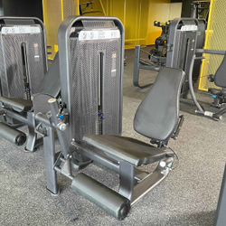 E7002 Разгибание ног сидя. Стек 110 кг