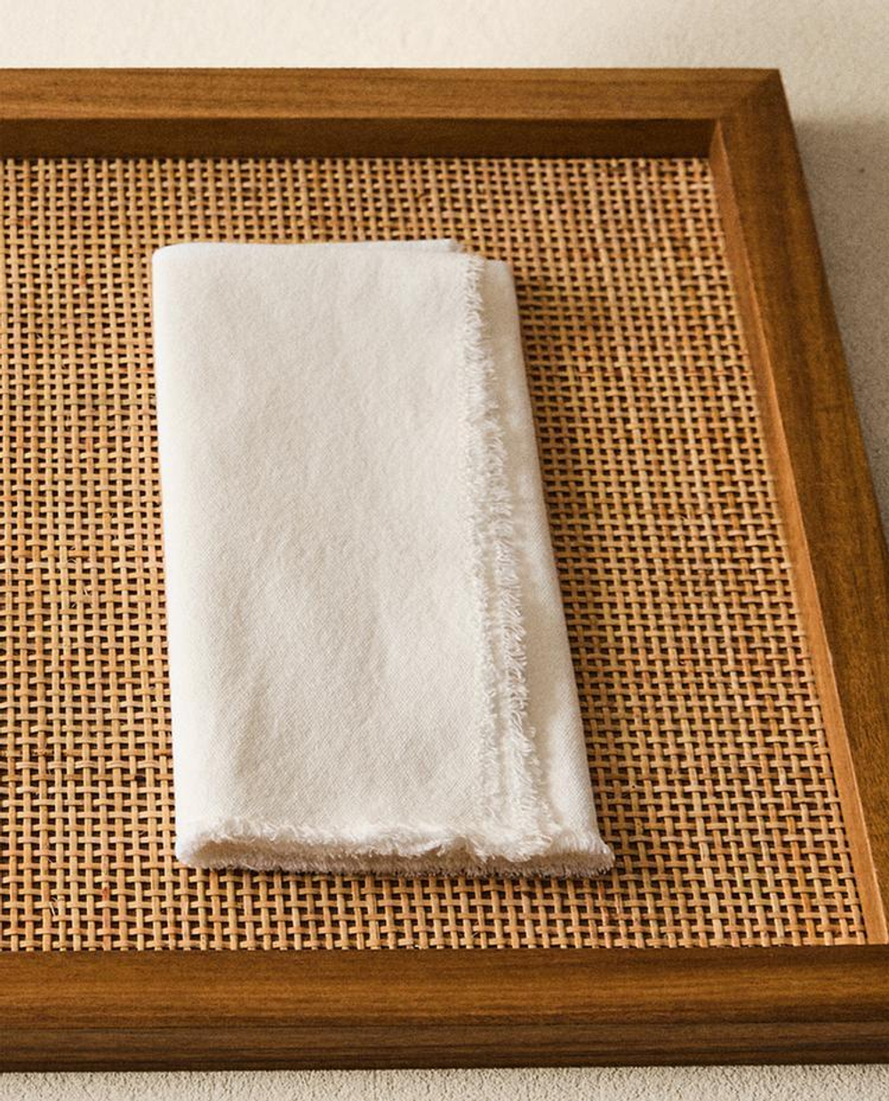 ZARA HOME ДЕРЕВЯННЫЙ ПОДНОС ИЗ РОТАНГА, КОРИЧНЕВЫЙ