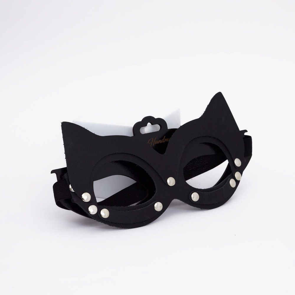 Черная кожаная маска кошки с клепками