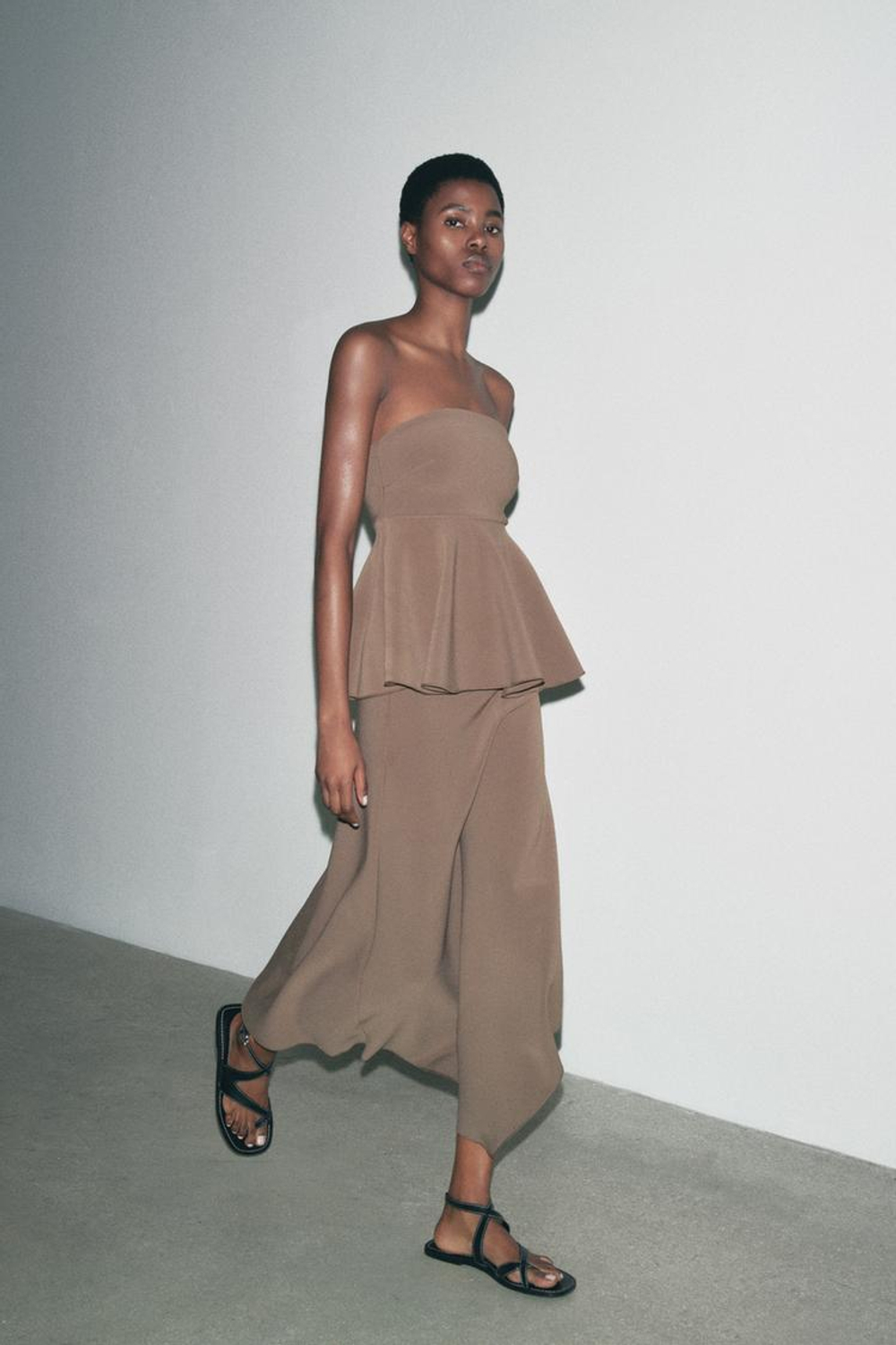 ZARA ТОП ИЗ КРЕПА БЕЗ БРЕТЕЛЕЙ, СЕРОВАТО-КОРИЧНЕВЫЙ