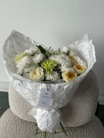 Букет сборный из хризантемы, альстромерии, кустовых пионовидных роз и диантусов