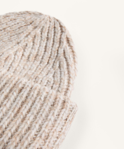 Oysho Вязаная шапка в крапинку, светло-бежевый