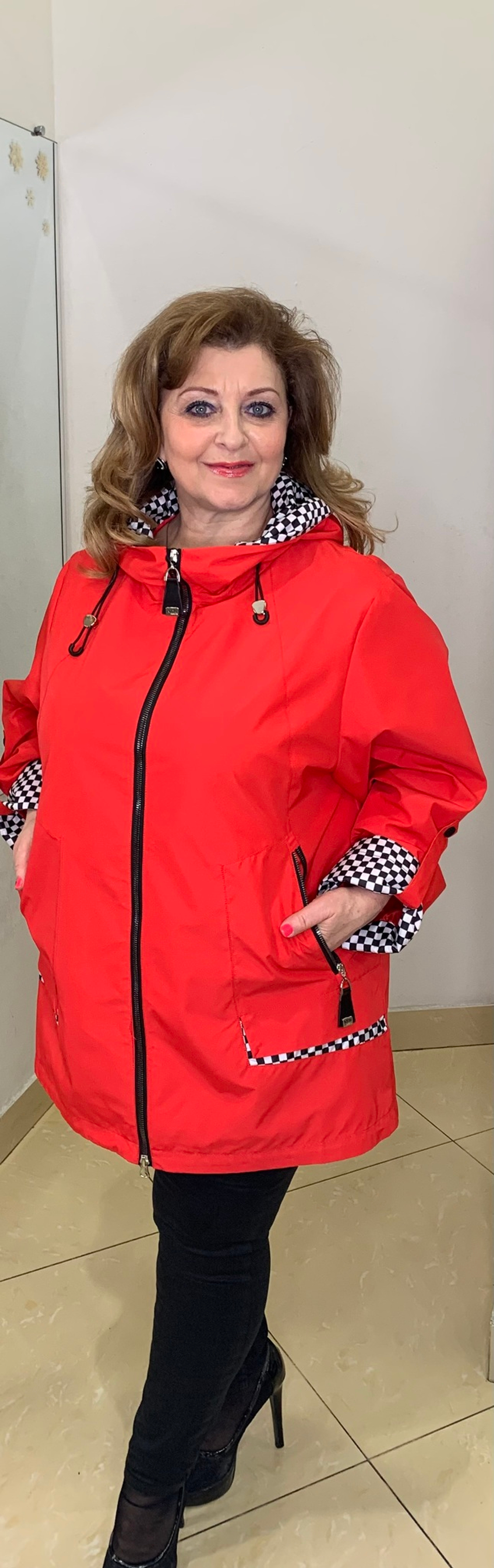 Модная красная комбинированная куртка