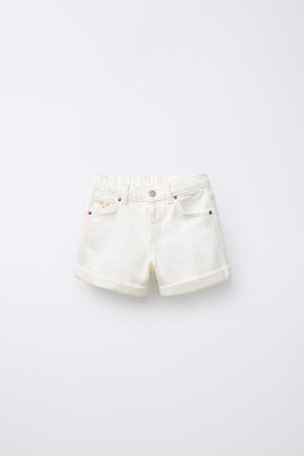 ZARA ДЖИНСОВЫЕ ШОРТЫ С ЦВЕТОЧНОЙ ВЫШИВКОЙ, БЕЛЫЙ