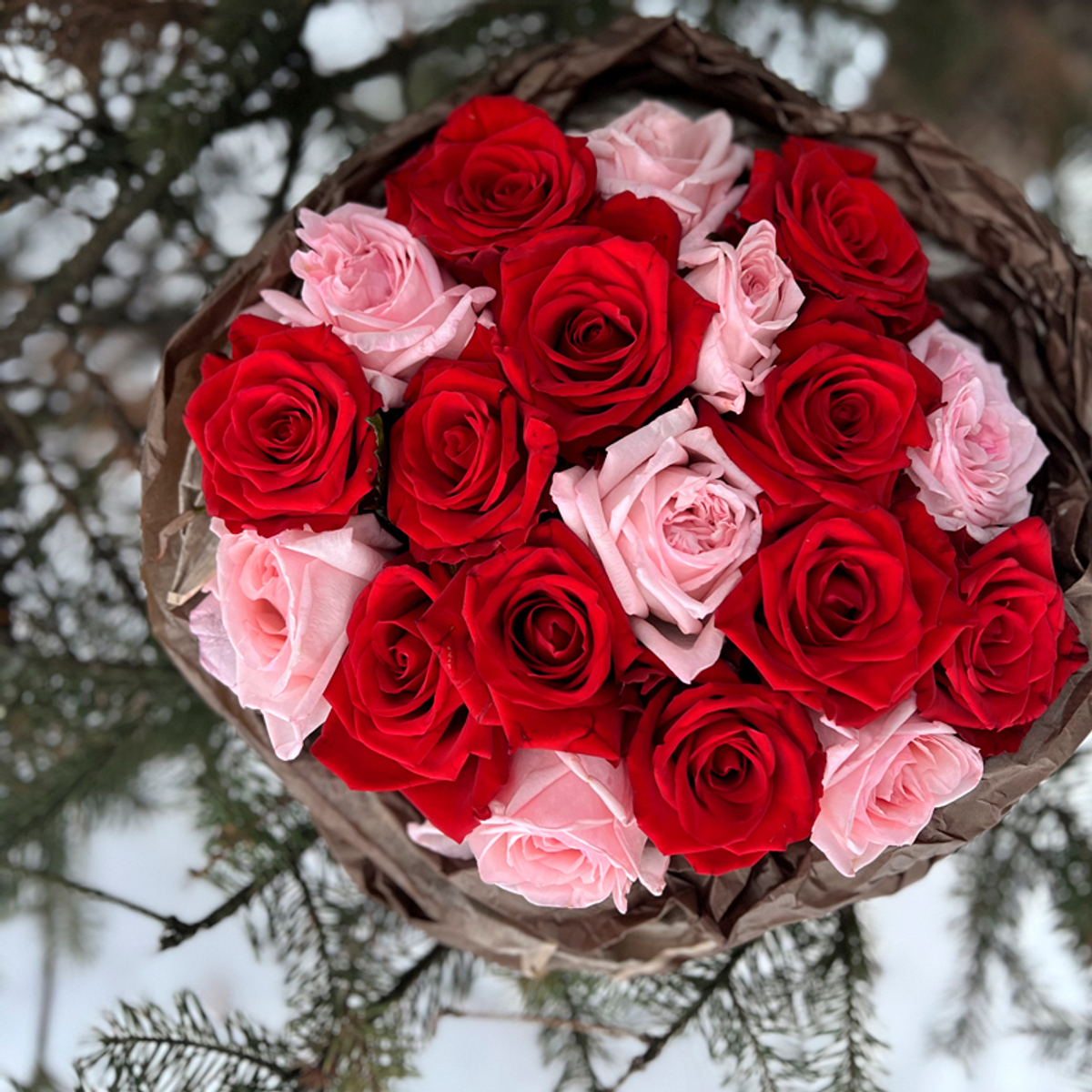 Клубничный микс — букет классических красных и ароматных романтических роз