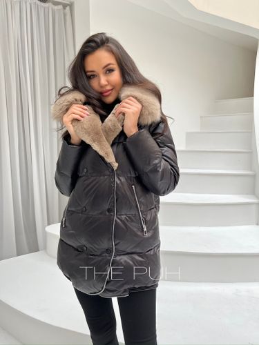 Черный пуховик с декоративной молнией и коричневым меховым воротником