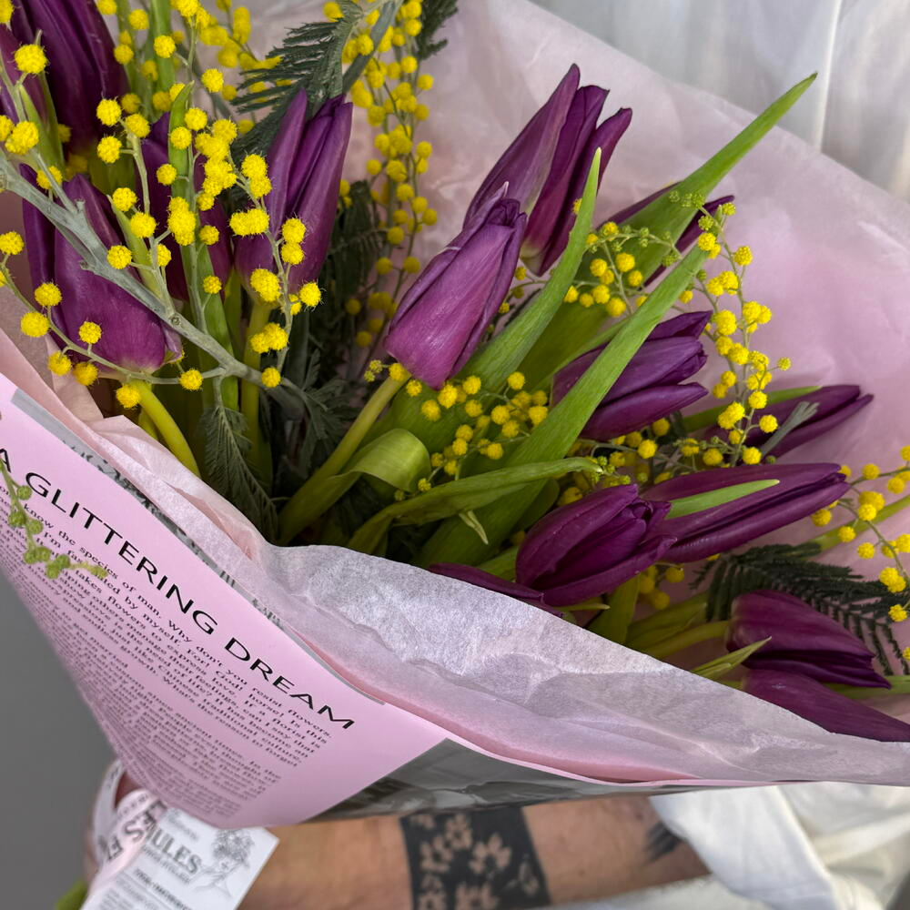 «Весна в Версале» букет из тюльпанов и мимозы