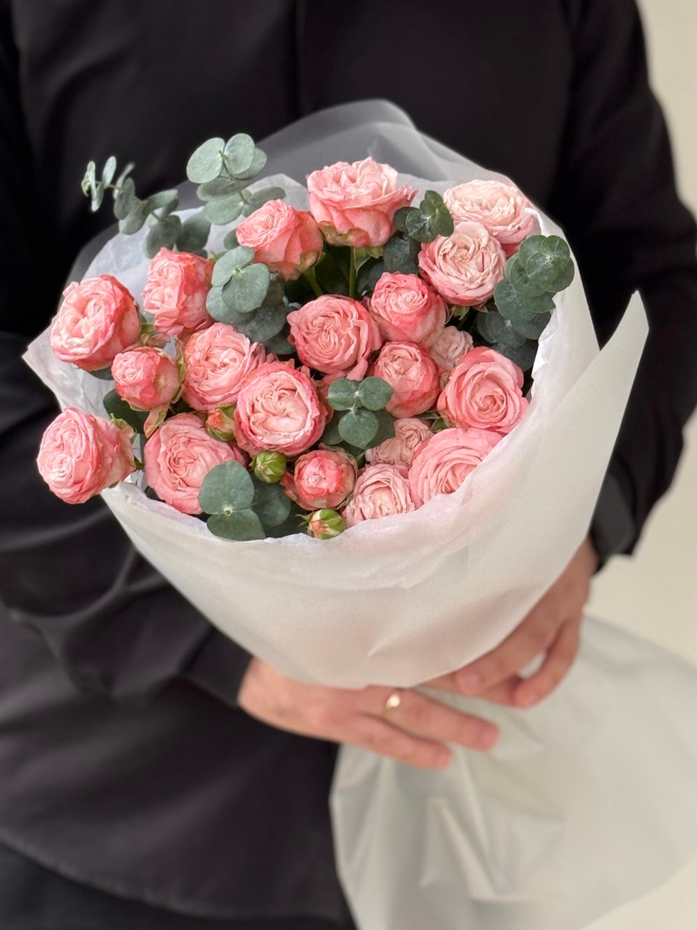 Монобукет из розовых кустовых пионовидных роз Бомбастик с эвкалиптом
