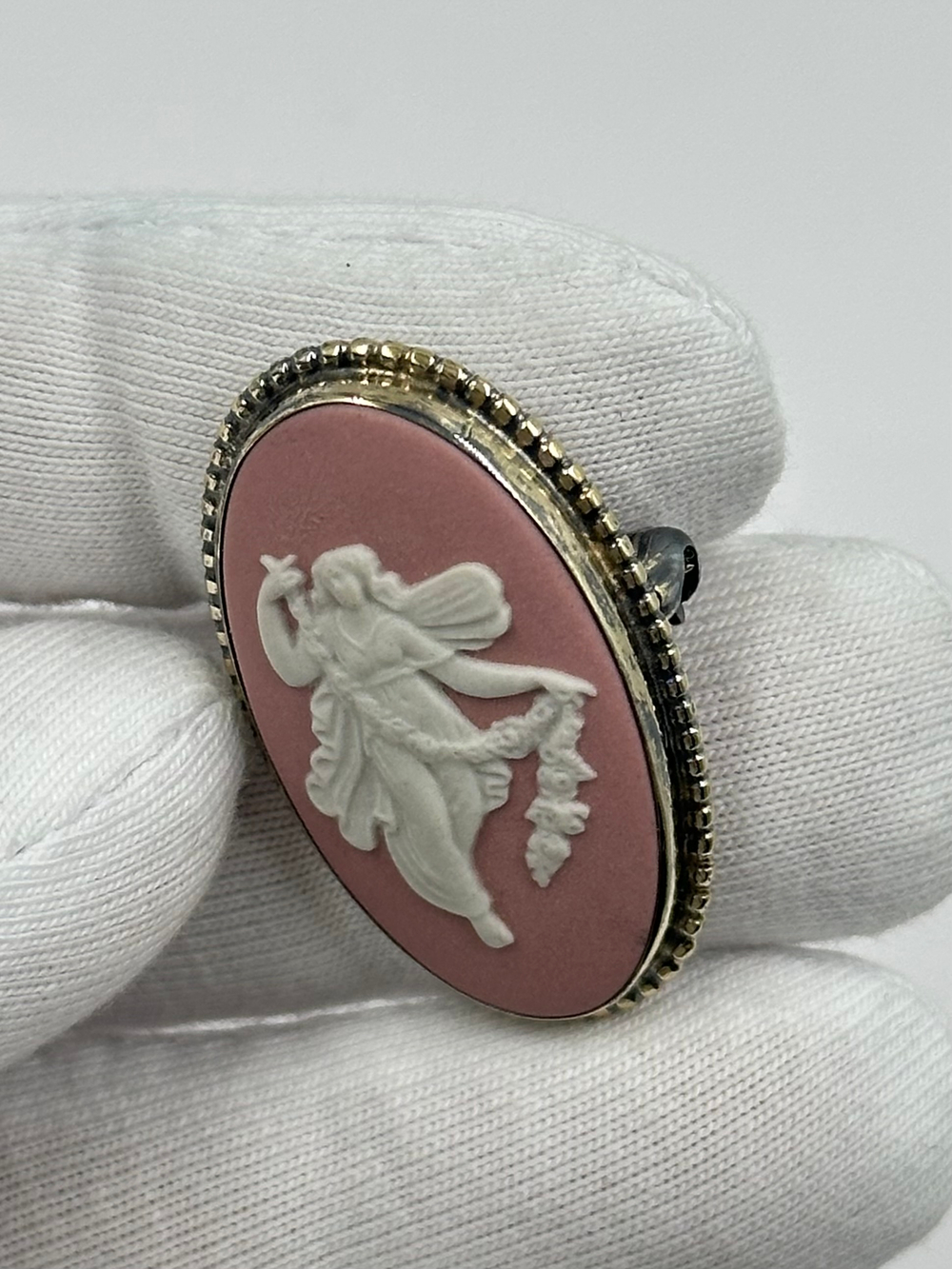 Брошь Wedgwood розовая