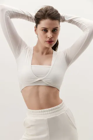 Лонгслив с перекрутом укороченный кремового цвета