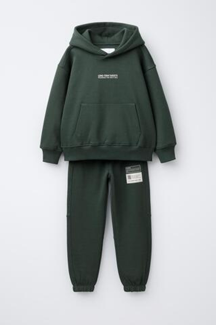 ZARA КОМПЛЕКТ ИЗ ТОЛСТОВКИ С КАПЮШОНОМ И БРЮК-ДЖОГГЕРОВ С НАШИВКАМИ, ИЗУМРУДНЫЙ