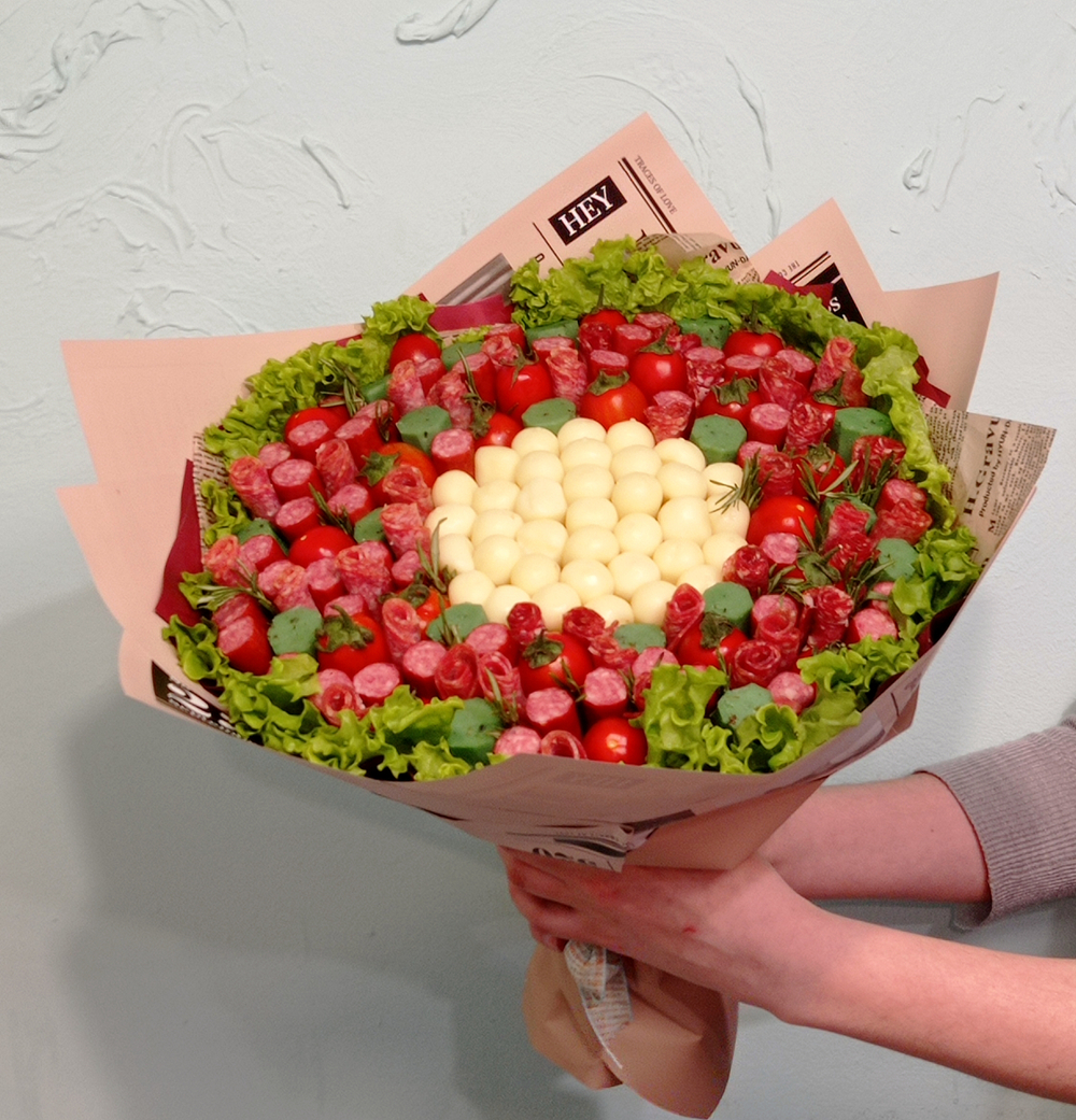 Съедобный букет с сыром скаморца и колбасками колбасами и пом