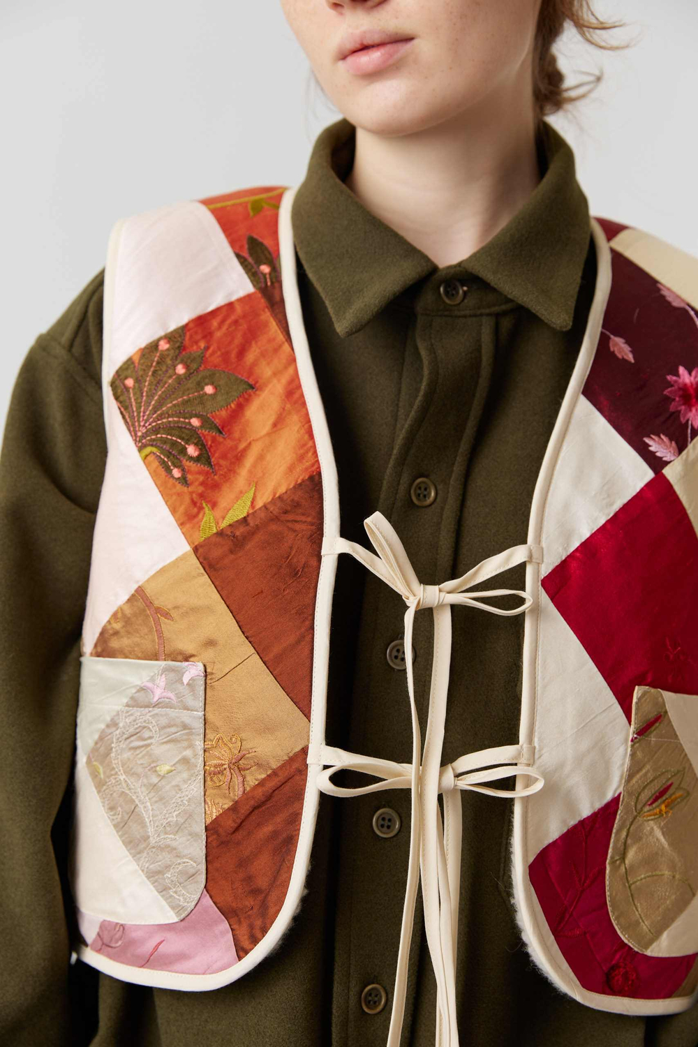 Жилет на двух завязках из шелка с мехом