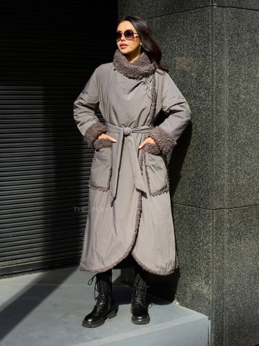 Утепленное серое пальто с эко-мехом