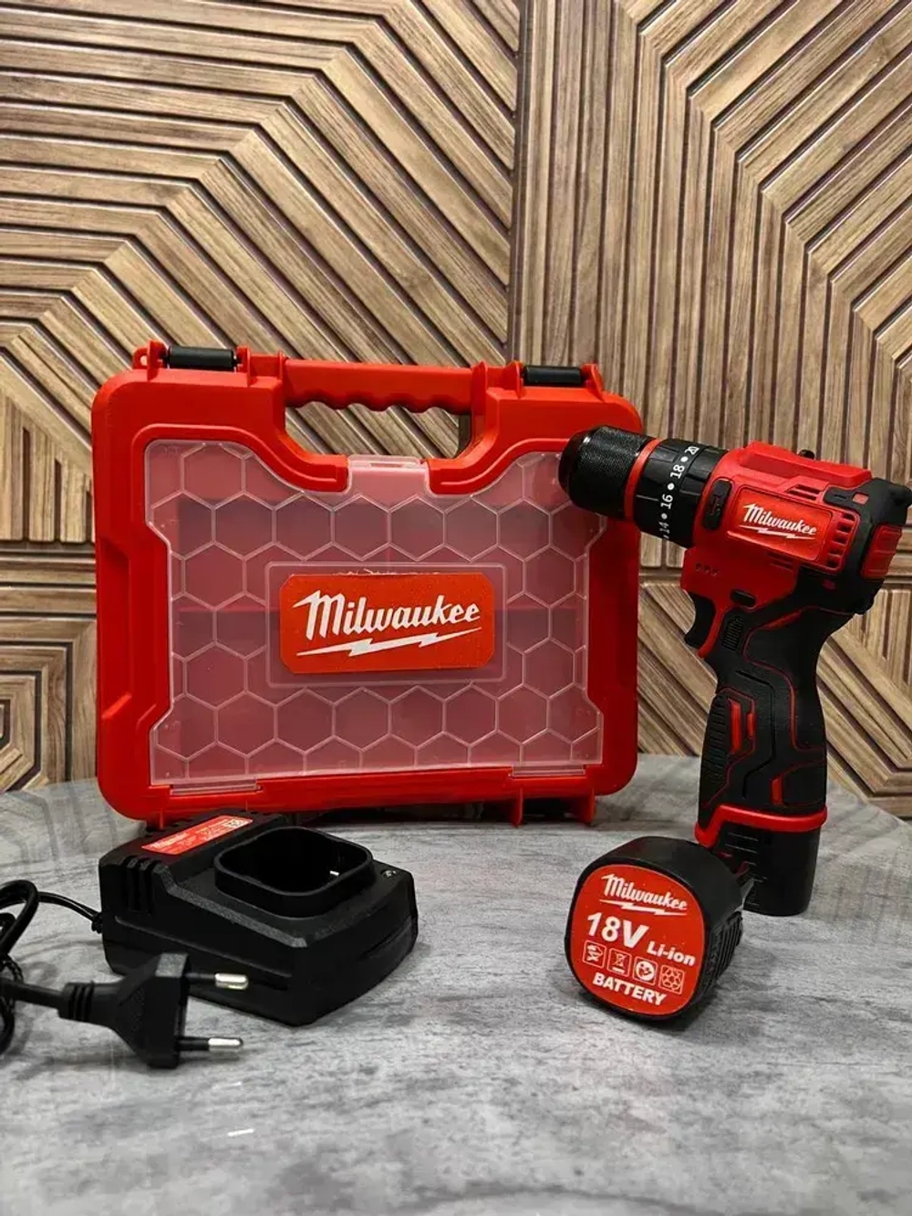 Шуруповерт Milwaukee, бесщеточный, 2 АКБ, 18 В, Кейс