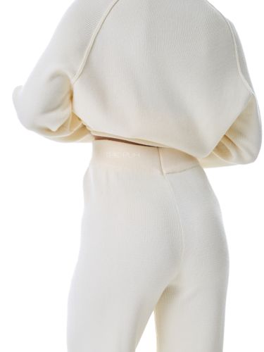 Трикотажный костюм с брюками молочного цвета