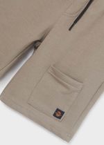 футболка с шортами и бейсболкой