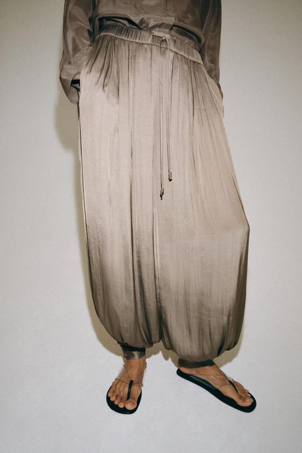 ZARA АТЛАСНЫЕ БРЮКИ-БАЛЛОНЫ — ZW COLLECTION, СЕРО-КОРИЧНЕВЫЙ