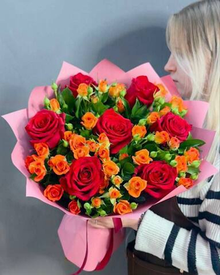 Букет из бордовых роз "Эксплорер" и оранжевых кустовых роз