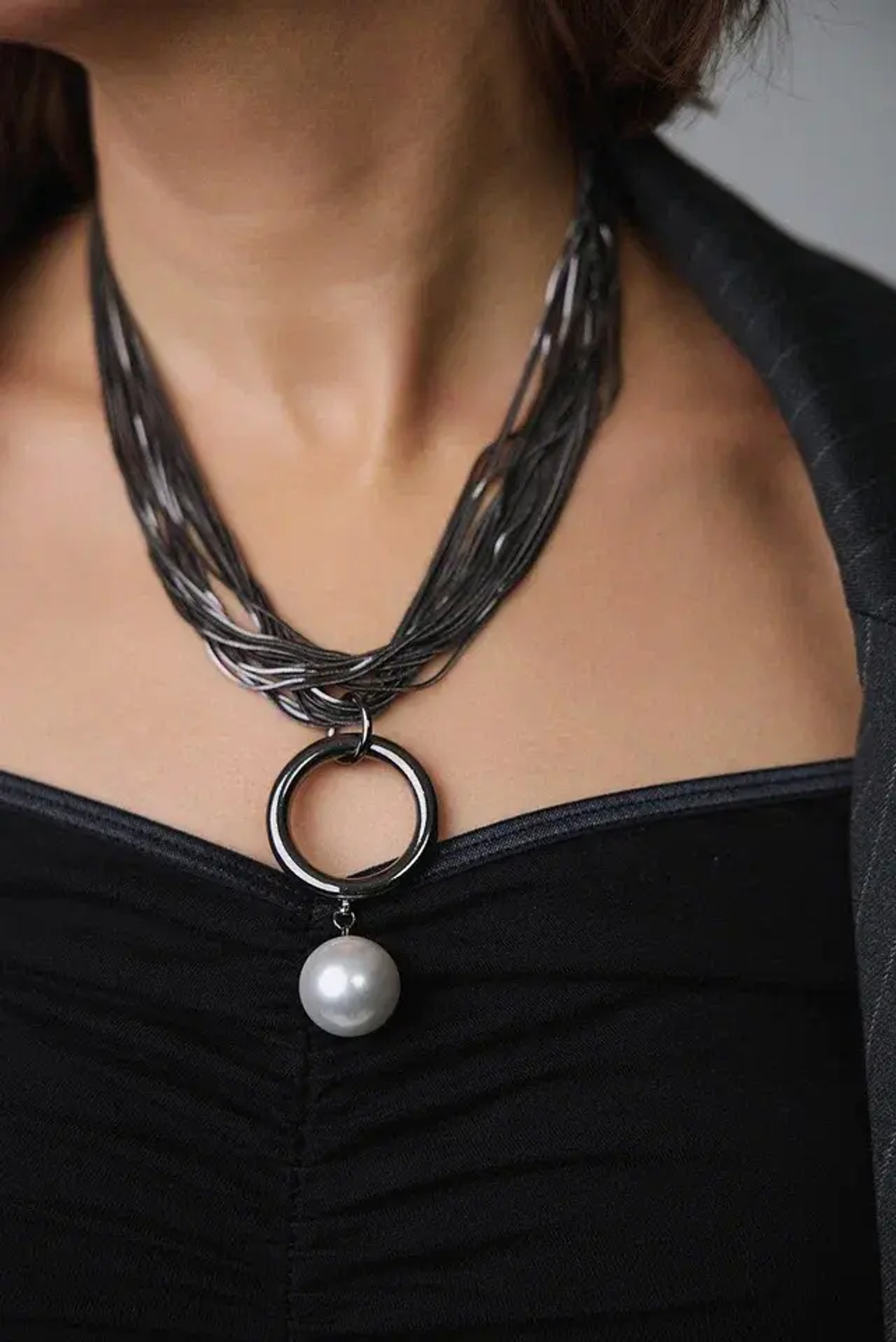 Колье длинные цепи с крупной жемчужиной, оттенок графит