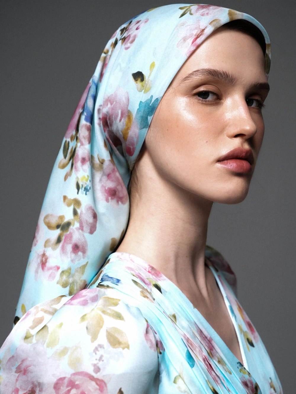 Летиция (Leticia), косынка из голубого шифона с цветочным принтом
