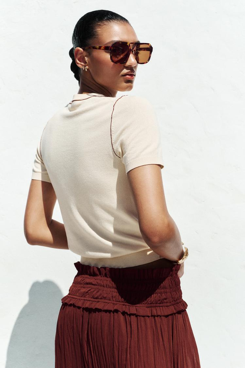 ZARA ТРИКОТАЖНЫЙ ТОП С КОРОТКИМИ РУКАВАМИ И ОКАНТОВКОЙ, ЭКРЮ