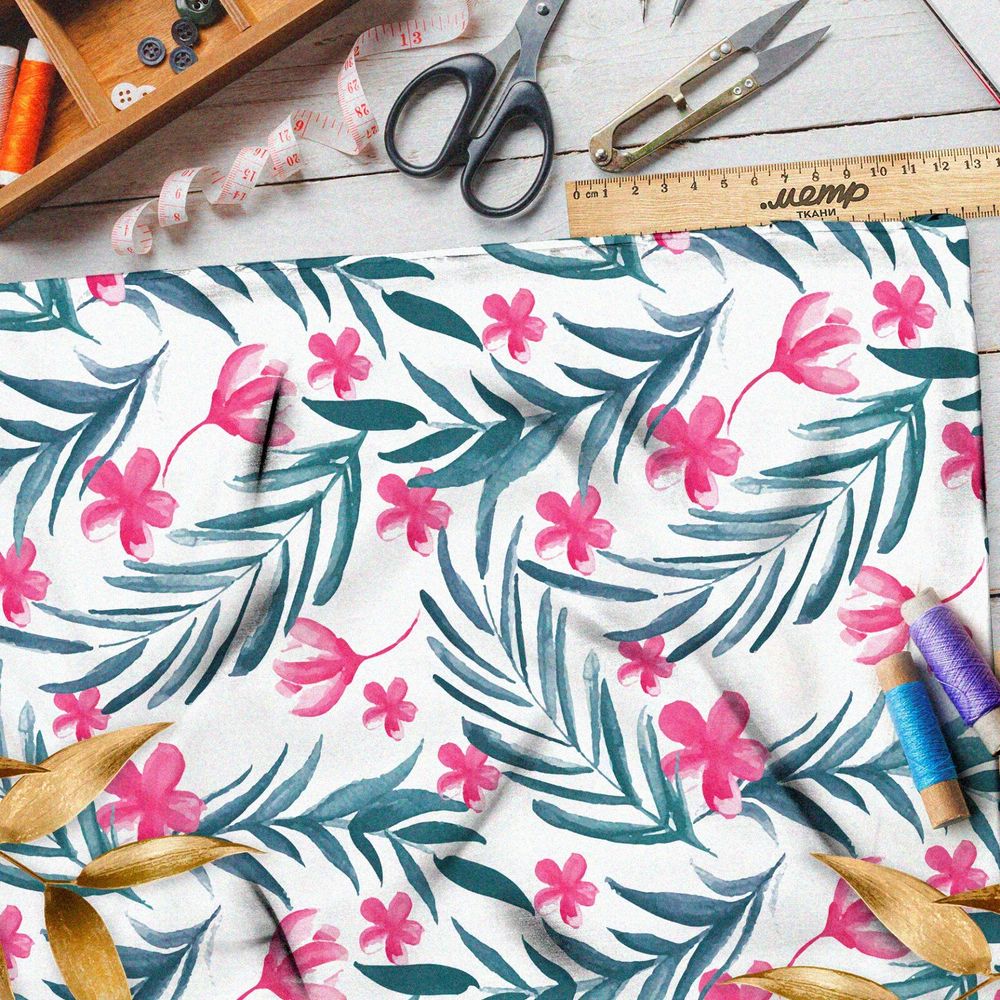Ткань мембрана розовые цветы и зелёные листья на белом фоне
