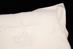 Наволочка 40х40 Christian Fischbacher Luxury Nights Crown 709 белая Швейцария фрагмент