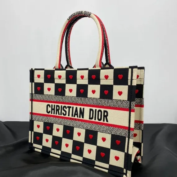 Сумка Dior Book Tote Dioramour, модель маленького формата