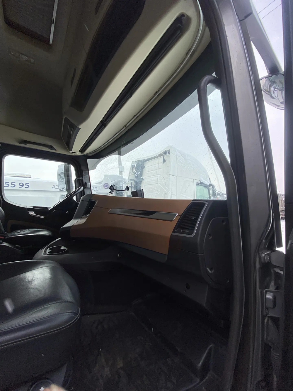 Shacman (Shaanxi) SX* 4x2 Седельный тягач SX4188YY381 (Дизельный, 12,5 л, 473 л.с., МТ)