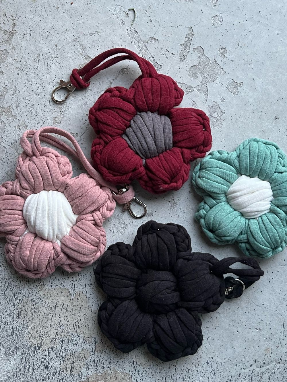 Брелок-цветок пудрово-розовый