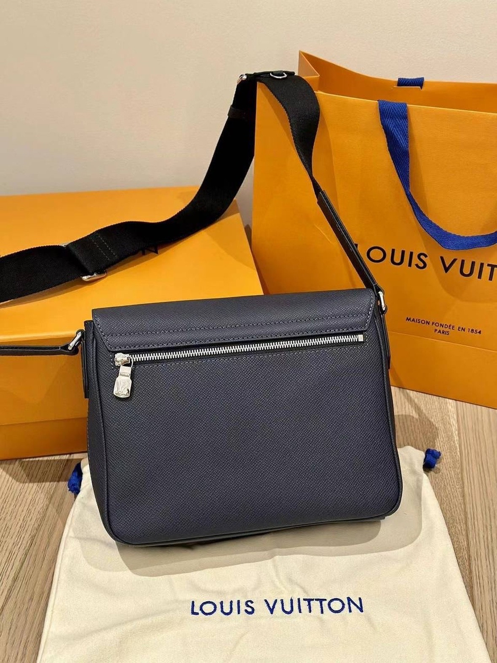 Сумка через плечо/мессенджер Louis Vuitton District PM