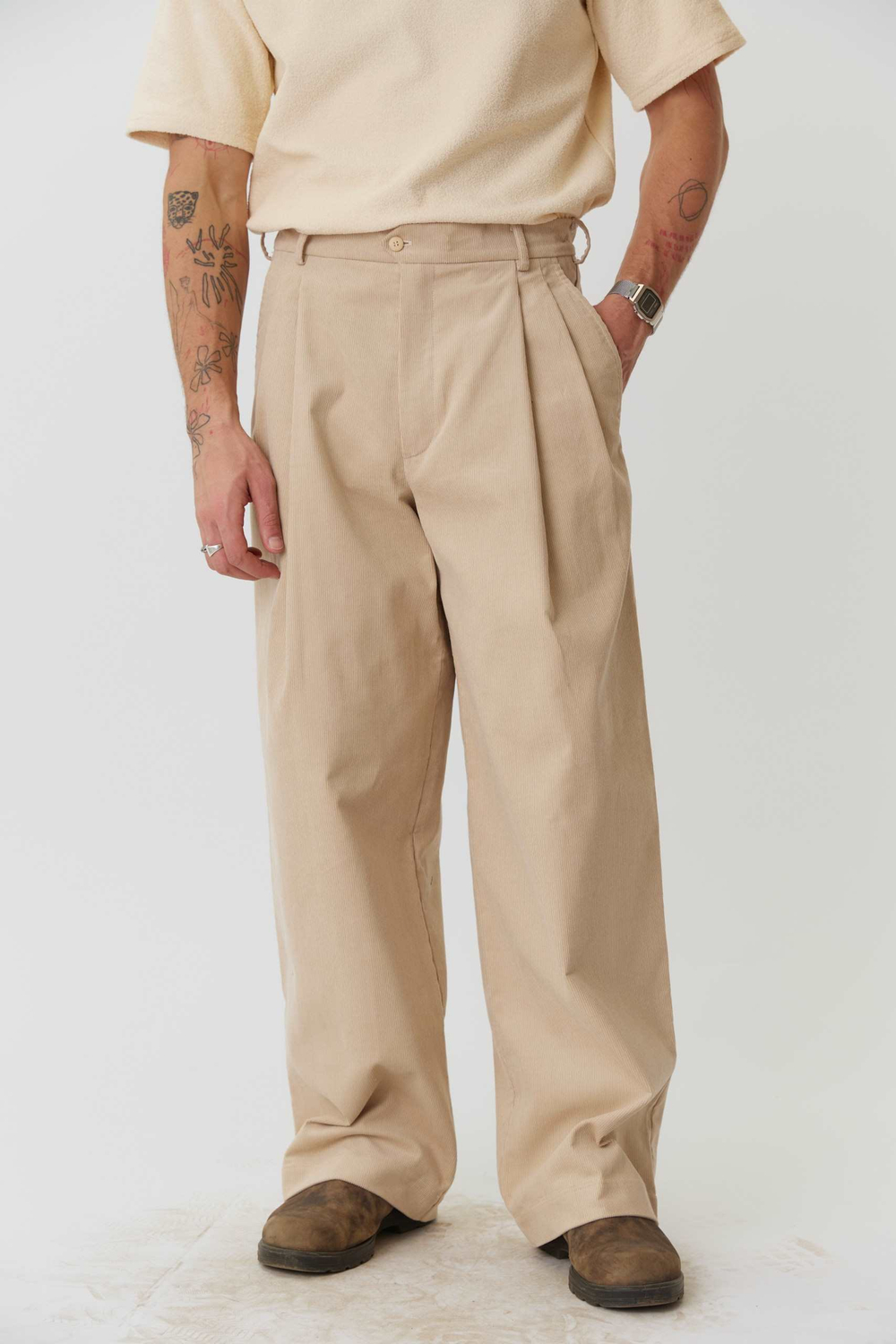 Брюки мужские со складками из бежевого вельвета