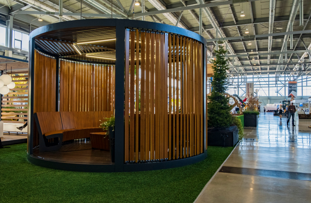 Беседка круглая с поворотными ламелями и мебелью