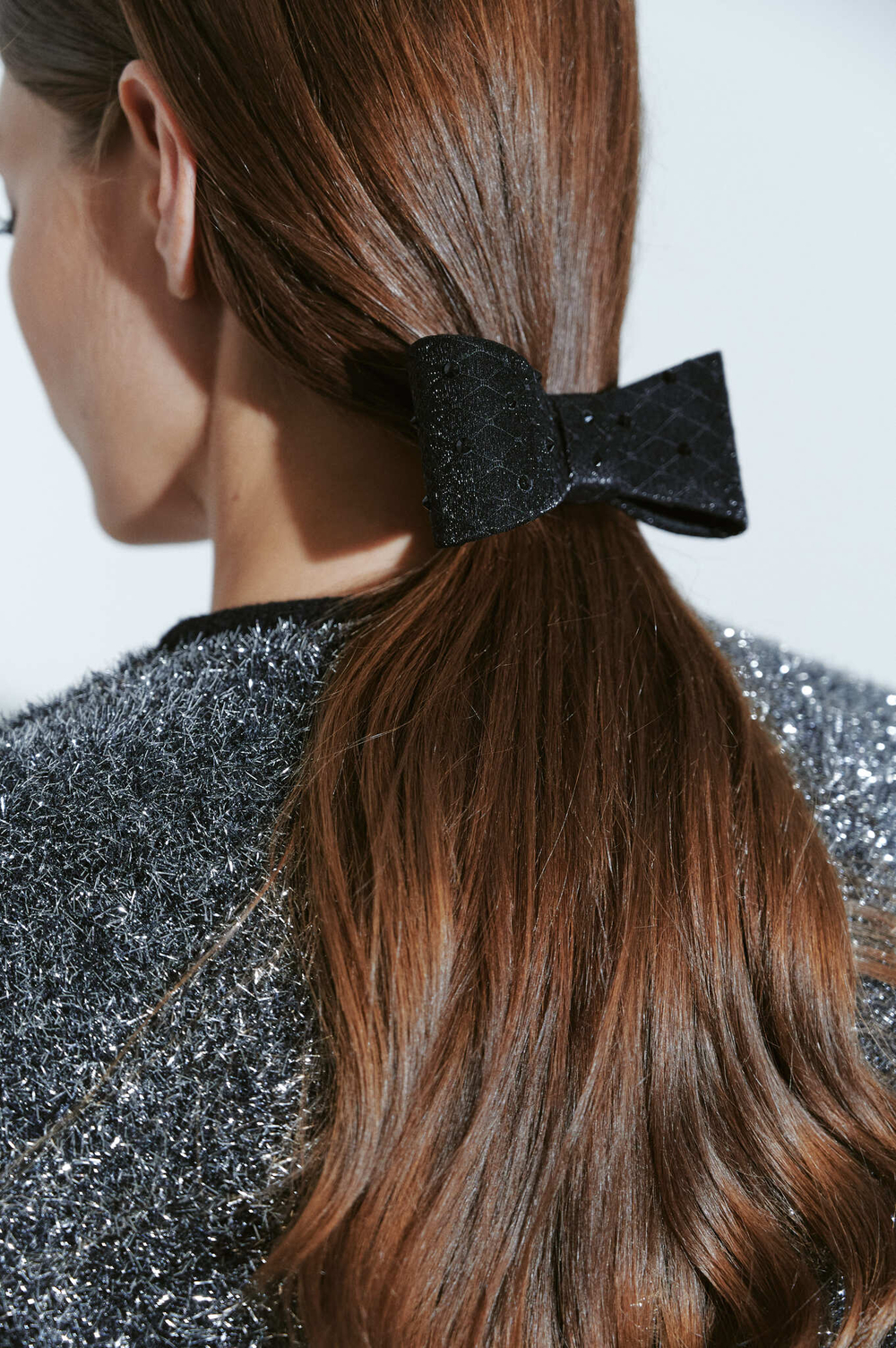 Бант с декором из камней