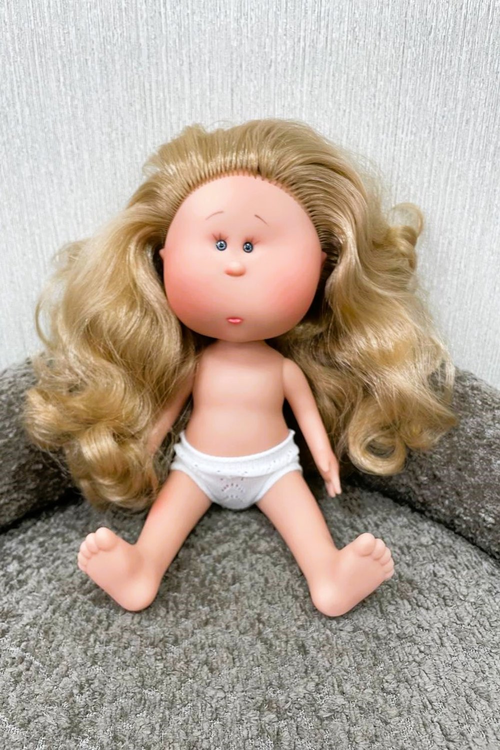 УЦЕНКА Кукла Nines виниловая 30см MIA без одежды (3000W2A1)