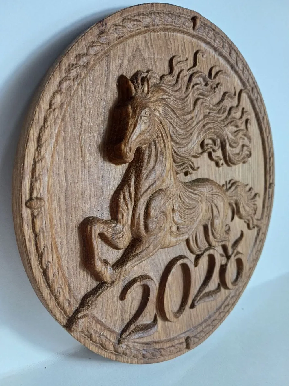 Панно из дуба сувенир Лошадь 2026 D=20см