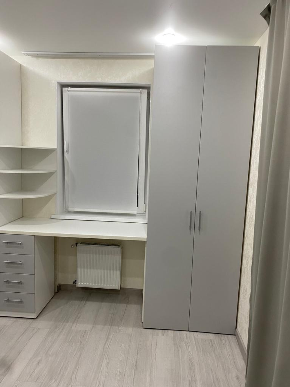 Шкафы с рабочей зоной возле окна под заказ