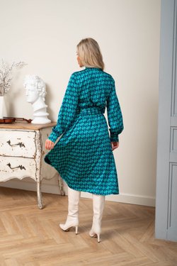 Зеленое шелковое платье