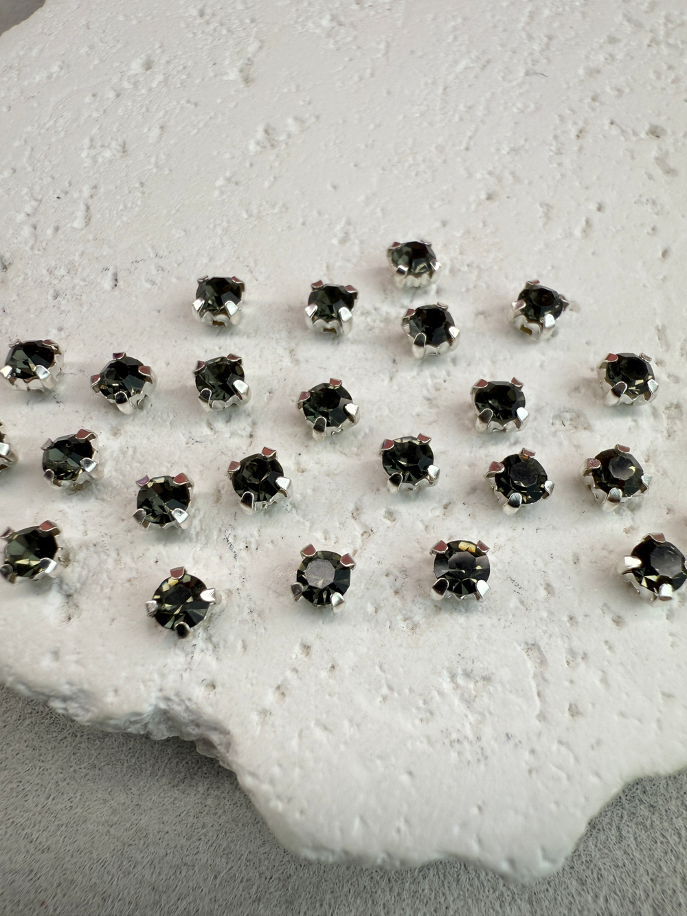 Шатоны 4 мм, Графит в серебре, 25 шт