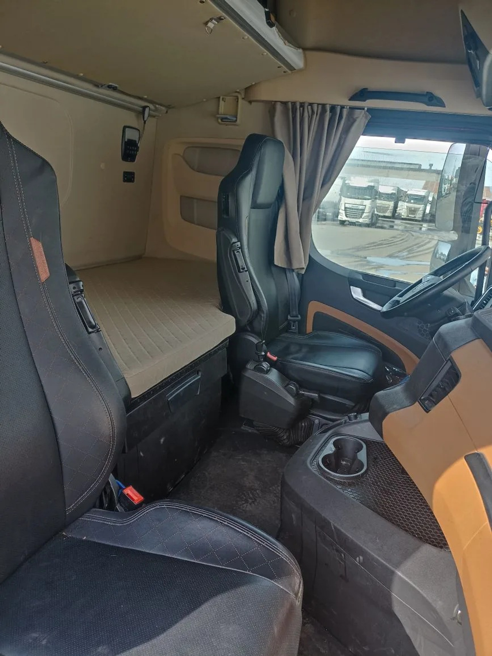 Shacman (Shaanxi) SX* 4x2 Седельный тягач SX4188YY381 (Дизельный, 12,5 л, 473 л.с., АТ)