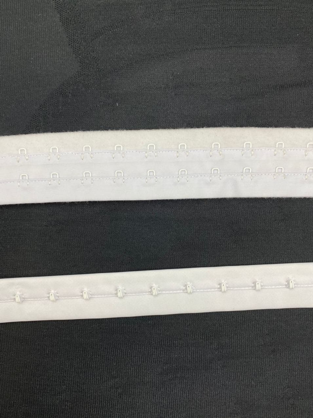 Застежка 2 крючка метражом белая