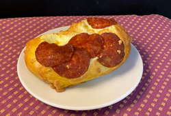 Крендель с пепперони