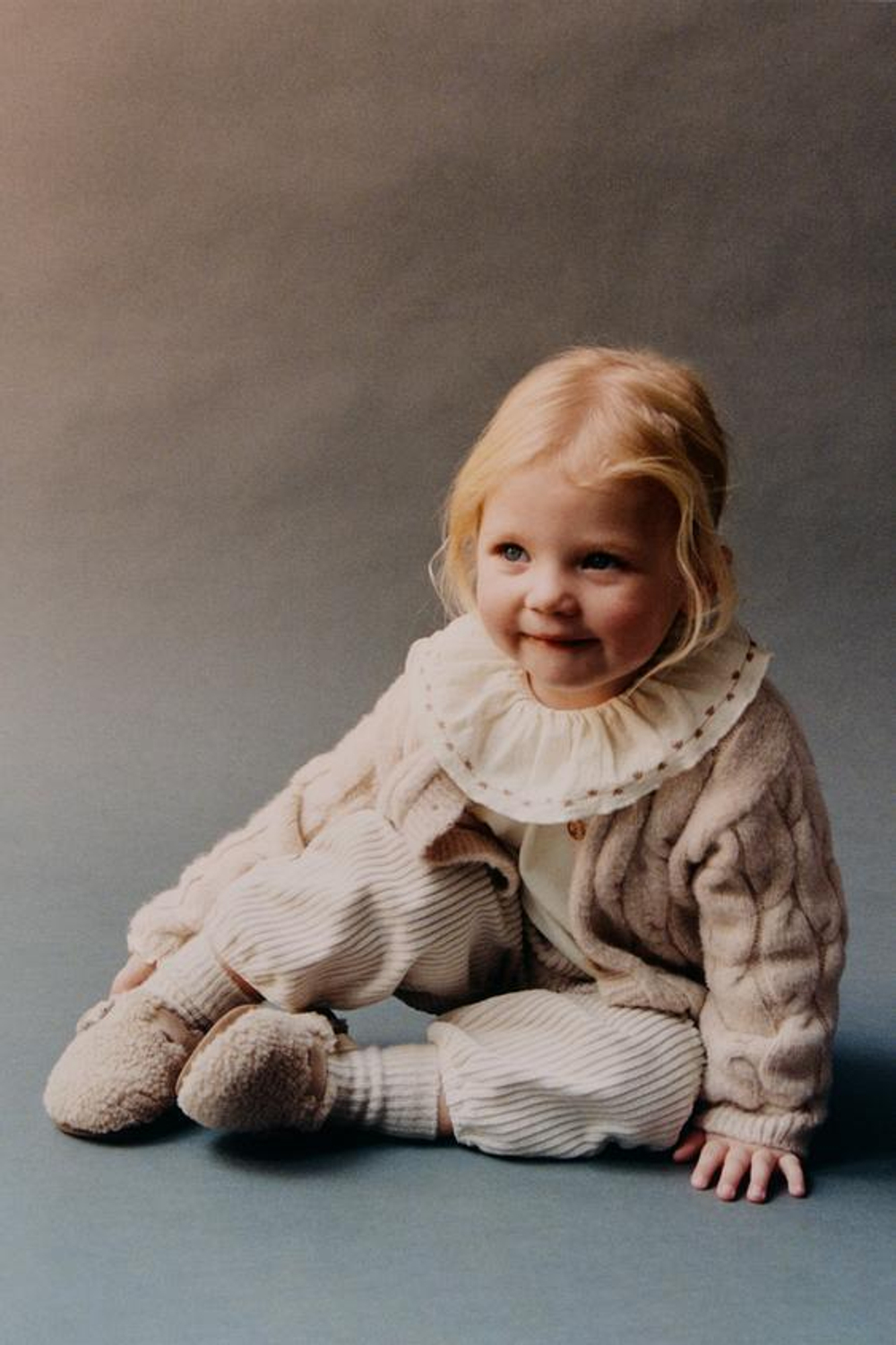 ZARA ЛОНГСЛИВ С ВОЛАНОМ НА ГОРЛОВИНЕ, СВЕТЛЫЙ ЭКРЮ